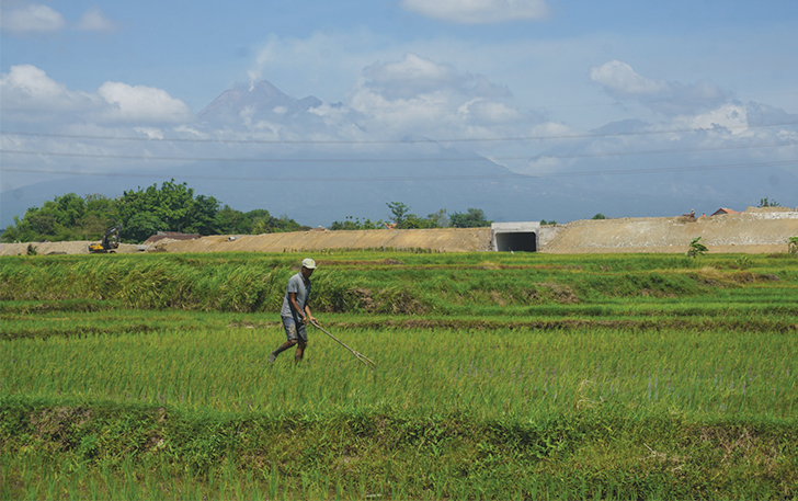 Salah satu petani sedang menggarap lahan pertanian di Desa Senden, Kecamatan Ngawen,