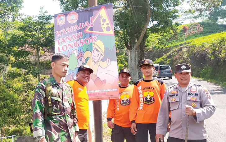IMBAUAN: BPBD Karanganyar memasang rambu peringatan rawan bencana, kemarin.