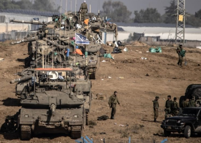 Deretan tank perang dengan bendera Israel.