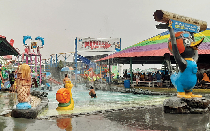 WAHANA AIR: Objek wisata Edupark Intanpari di Karanganyar ramai pengunjung selama libur Nataru, kemarin (26/12).