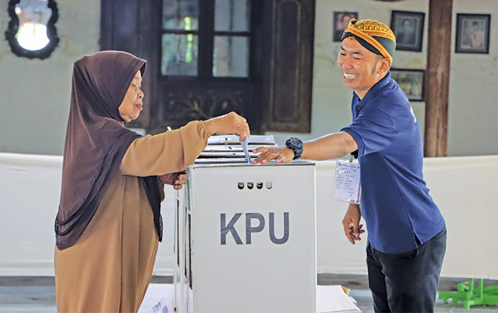 MEMILIH: Simulasi pencoblosan yang digelar KPU Solo di Ndalem Purwodiningratan, Baluwarti, kemarin.