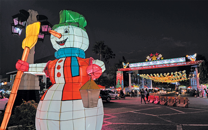 DISERBU WARGA: Suasana di depan Balai Kota Solo dengan nuansa ornamen Natal, dan siap menyambut tahun baru.
