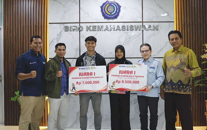 Sejumlah petinggi UMS memberikan apresiasi kepada mahasiswa peraih berprestasi di kejuaraan POMNAS XVIII Tahun 2023.