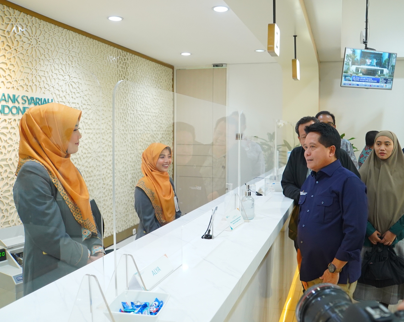 Direktur Utama BSI Hery Gunardi pantau Kantor Cabang BSI Mayestik Jakarta Selatan pastikan pelayanan nasabah tetap optimal.