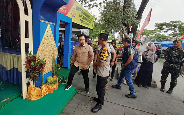 Dirreskrimum Polda Jateng Kombes Johanson Simamora (kiri) saat meninjau  Pos Pelayanan Siaga Operasi Lilin Candi 2023 Polres Karanganyar, Kamis (28/12) siang.