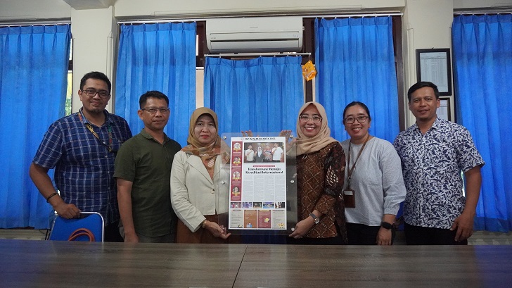 Direktur Radar Solo Resita Rika Aryani (tiga dari kanan) serahkan salinan hasil peliputan kaleidoskop FSP ISI Surakarta selama 2023 kepada Dekan FSP ISI Surakarta Tatik Harpawati, Kamis (28/12/2023).