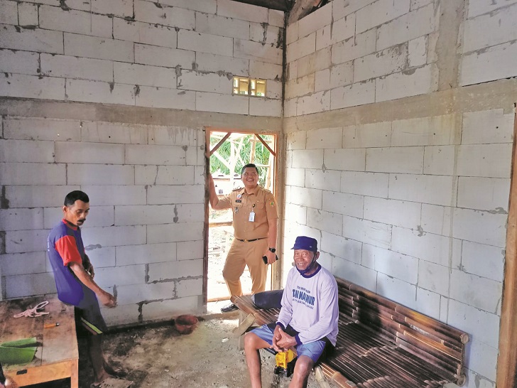 Sambangi warga yang menerima bantuan program rumah tidak layak huni (RTLH).