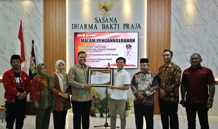 Camat Sukoharjo Havid Danang Purnomo Widodo (empat dari kiri) menerima penghargaan Top Of The Year 2023 dari Pemimpin Redaksi Radar Solo Kabun Triyatno di Gedung Sasana Dharma Bakti Praja.