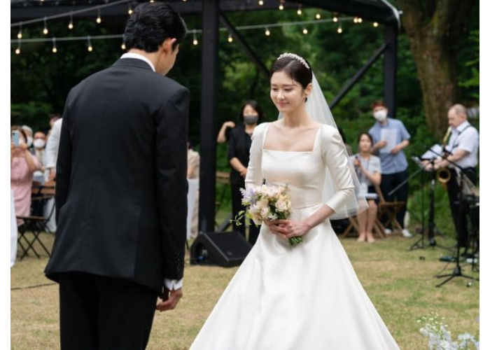 Artis Korea Selatan Jang Nara saat melangsungkan pernikahan dengan Jung Hachul pada Juni 2022 lalu.