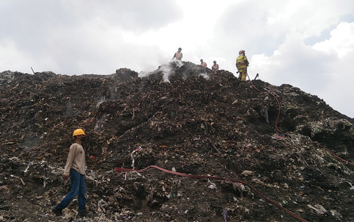 Proses pemadaman api di TPA Putri Cempo, Kamis (28/12)