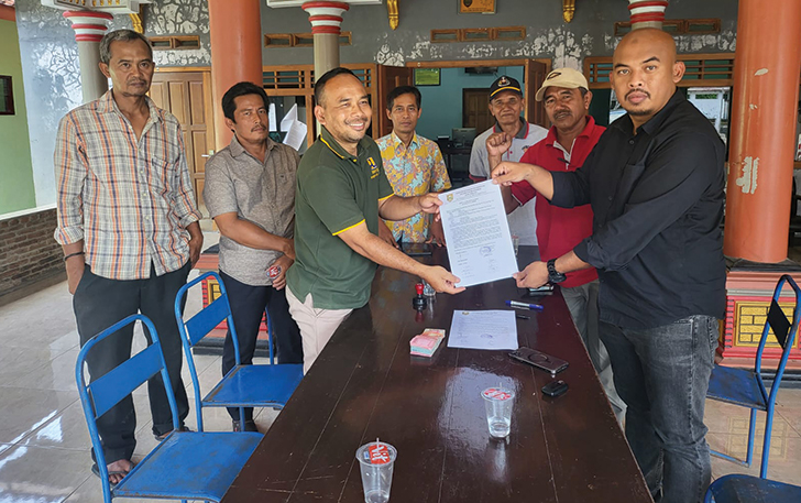 DAMAI: Kuasa hukum pelaku pembuang limbah (kanan) meminta maaf ke masyarakat di Balai Desa Brajan, Mojosong, Boyolali, Jumat (22/12).