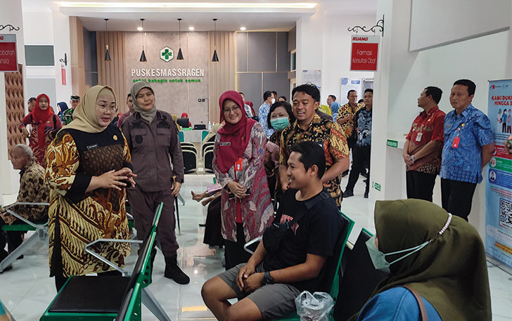 DIRESMIKAN: Bupati Sragen Kusdinar Untung Yuni Sukowati berinteraksi dengan warga di Puskesmas Sragen, kemarin (28/12).