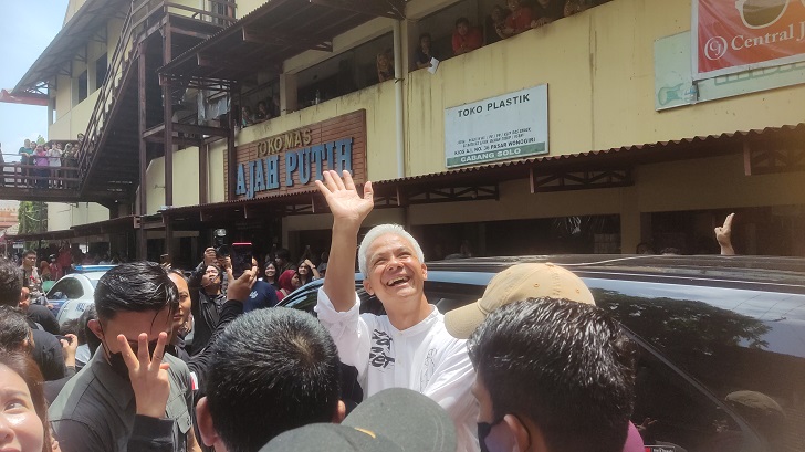 Capres Ganjar Pranowo sapa masyarakat di Pasar Kota Wonogiri, Jumat (29/12). (IWAN ADI LUHUNG/RADAR SOLO)