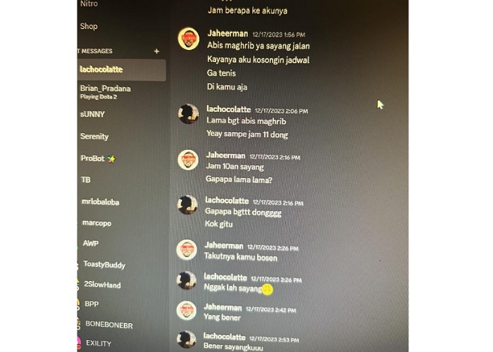 Potongan chatting mesra suami Ira Nandha yang berprofesi pilot dengan selingkuhannya yang bekerja sebagai pramugari.