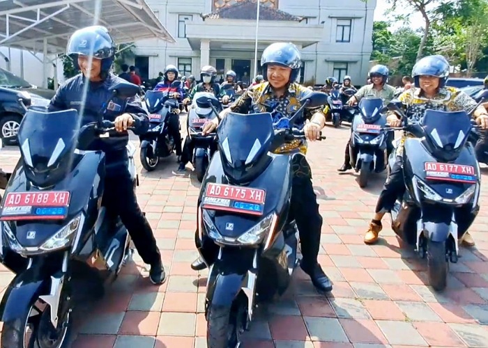 Pembagian kendaraan dinas berupa motor listrik untuk lurah dan camat di Kota Solo.