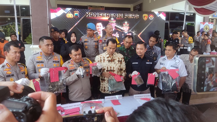 Kapolda Jateng Irjen Pol Ahmad Luthfi didampingi kapolres (dua dari kiri) dan bupati Wonogiri (tiga dari kanan) beber barang bukti pembunuhan berantai di Kecamatan Girimarto, Sabtu (30/12/2023).