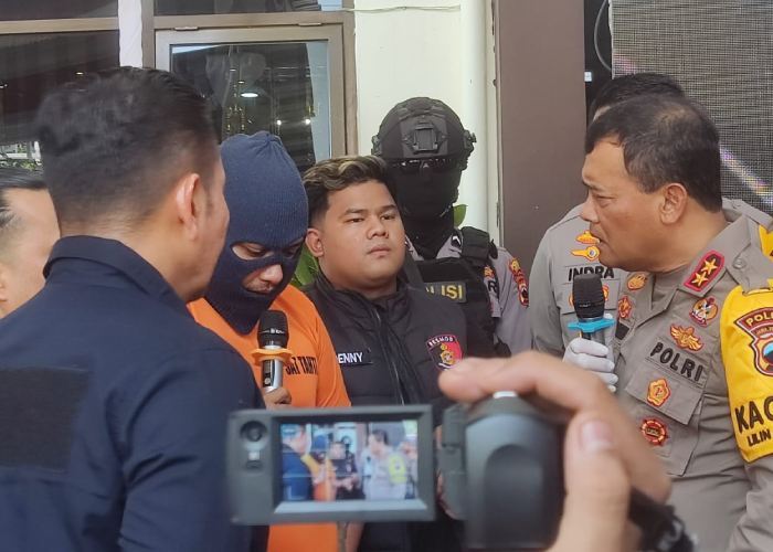 Kapolda Jateng Irjen Pol Ahmad Luthfi saat menanyai Sarmo saat jumpa pers di Mapolres Wonogiri, Sabtu (30/12).