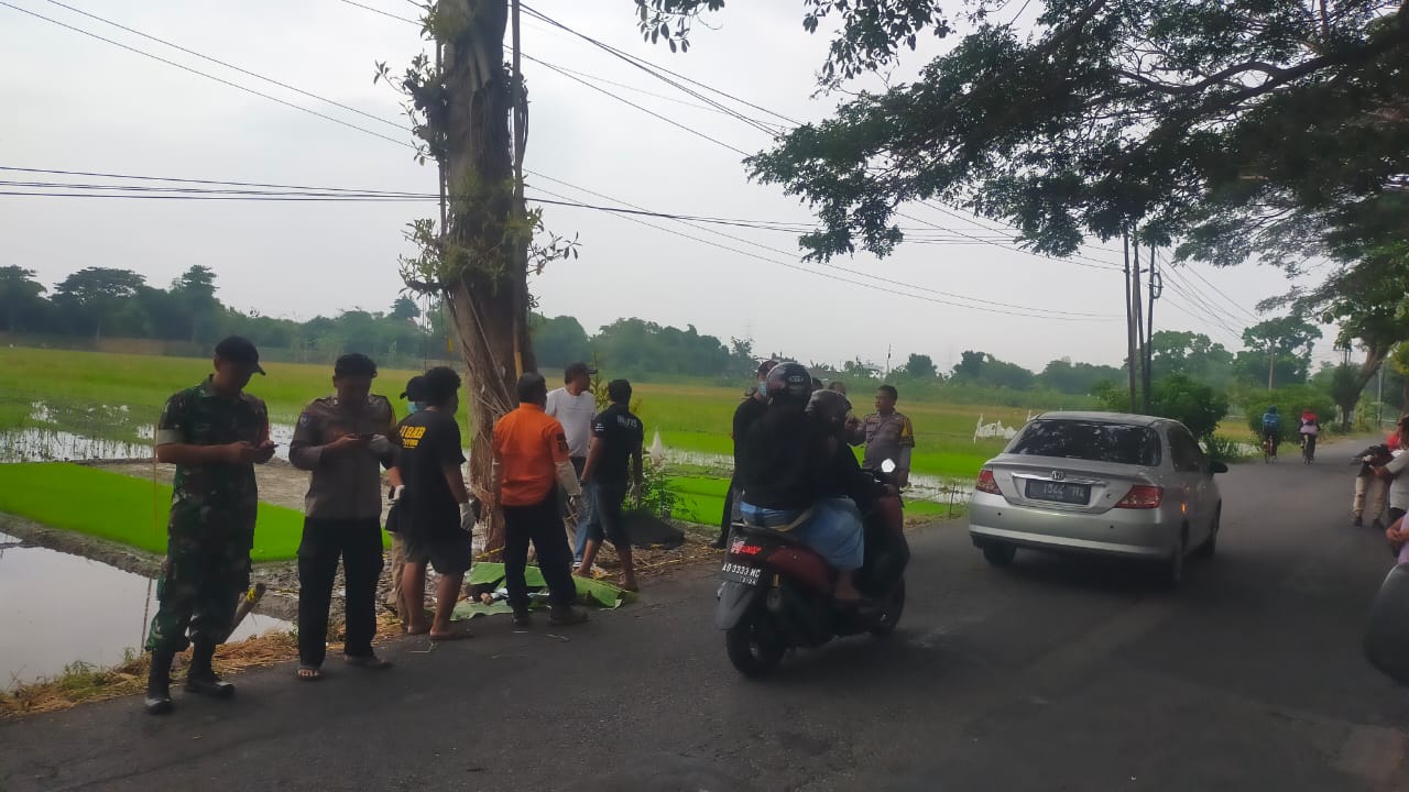 Polisi olah TKP penemuan mayat lansia perempuan di tepi Jalan Raya Karangdowo-Juwiring, Desa Bakungan, Kecamatan Karangdowo, Kabupaten Klaten, Sabtu (30/12/2023). (DOK. POLSEK KARANGDOWO)