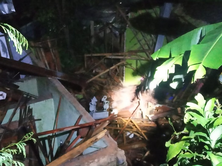 Rumah Sukimen,  warga Desa Balong, Kecamatan Jenawi, Kabupaten Karanganyar yang tertimpa material longsor.