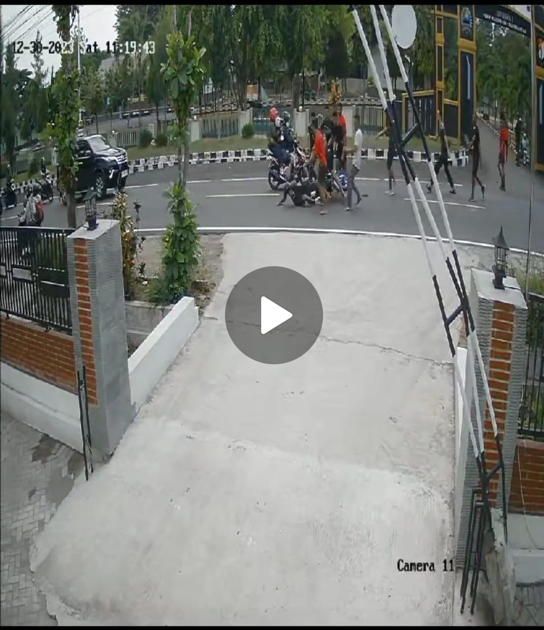 Tangkapan layar rekaman kamera pemantau yang merekam pengeroyokan di depan Markas Kompi B Yonif Raider 408/Sbh Boyolali, Sabtu (30/12/2023)