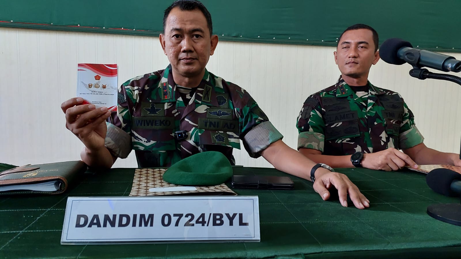 Dandim 0734/Boyolali saat menggelar jumpa pers terkait pengeroyokan terhadap relawan Ganjar-Mahfud yang dilakukan oknum TNI