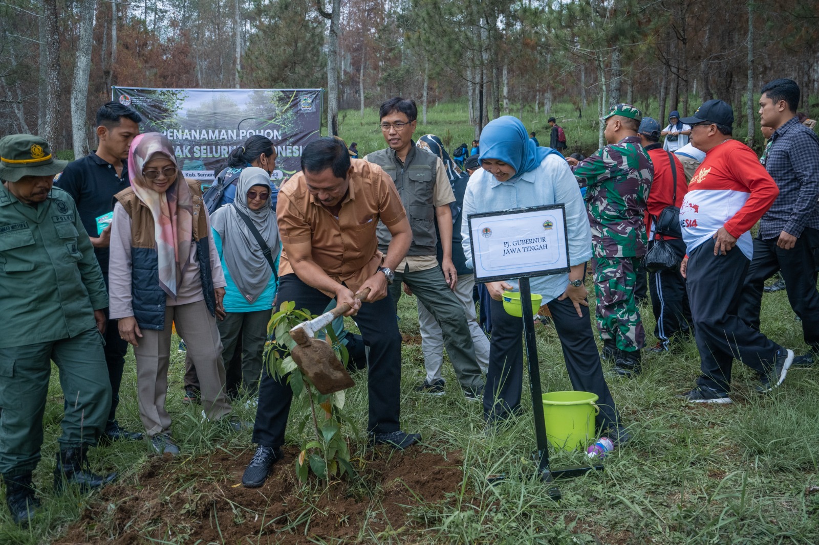 Pj Gubernur Jateng Nana Sudjana dan Dirjen PDASRH Kementerian Lingkungan Hidup dan Kehutanan  Dyah Murtiningsih tanam pohon di di Desa Tajuk, Kecamatan Getasan, Kabupaten Semarang.