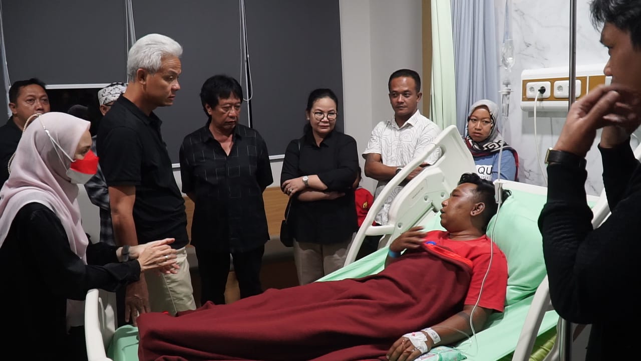 Capres Ganjar Pranowo jenguk relawan Ganjar-Mahfud yang menjadi korban penganiayaan oknum TNI di Kabupaten Boyolali, Minggu (31/12/2023).