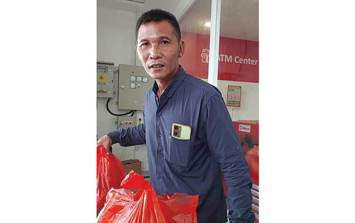 TUNTUT PROSES HUKUM: Perwakilan keluarga korban penganiayaan yang dilakukan oknum TNI berniat mengembalikan bingkisan dari pihak TNI untuk korban penganiayaan, Minggu (31/12).