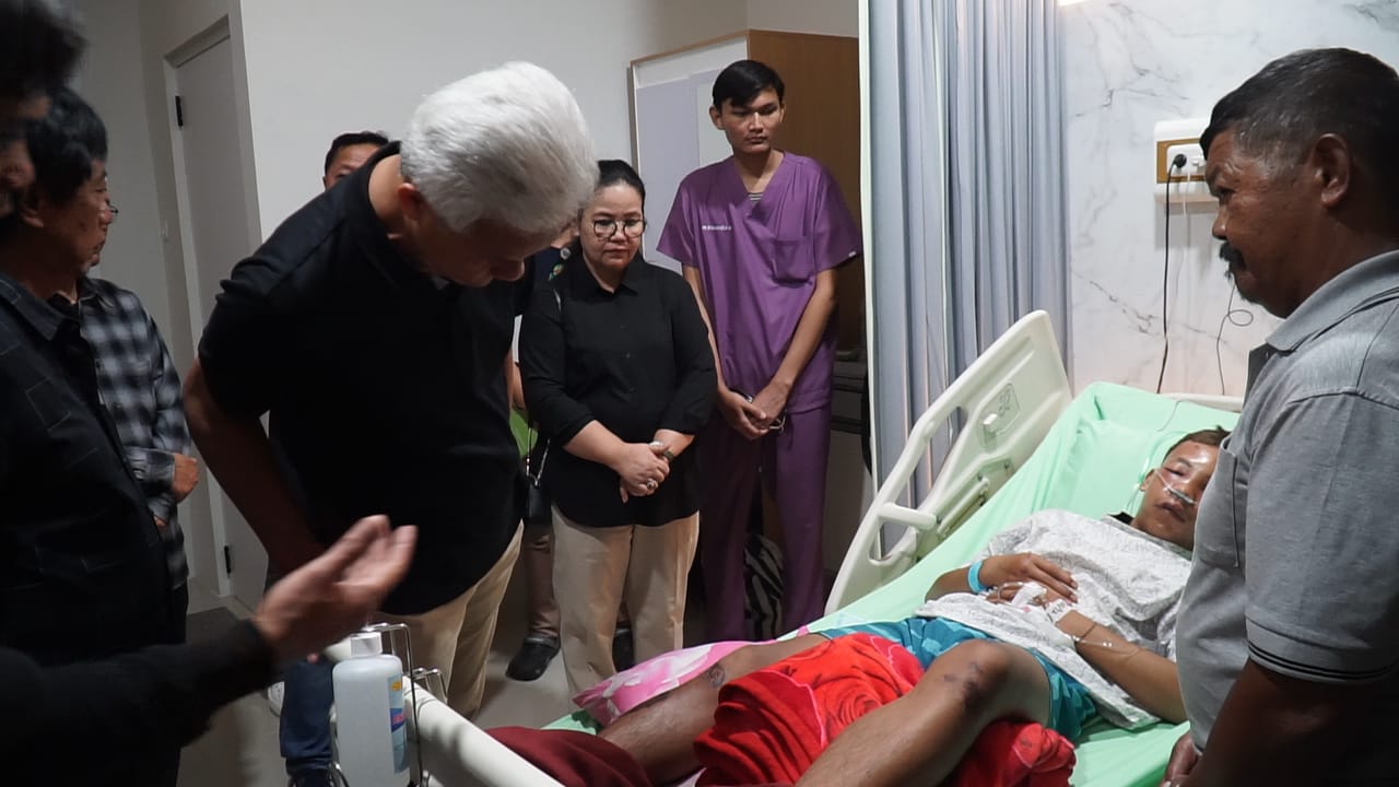 Capres Ganjar Pranowo jenguk relawannya yang jadi korban pengeroyokan oknum TNI di Boyolali, Minggu (31/12/2023)