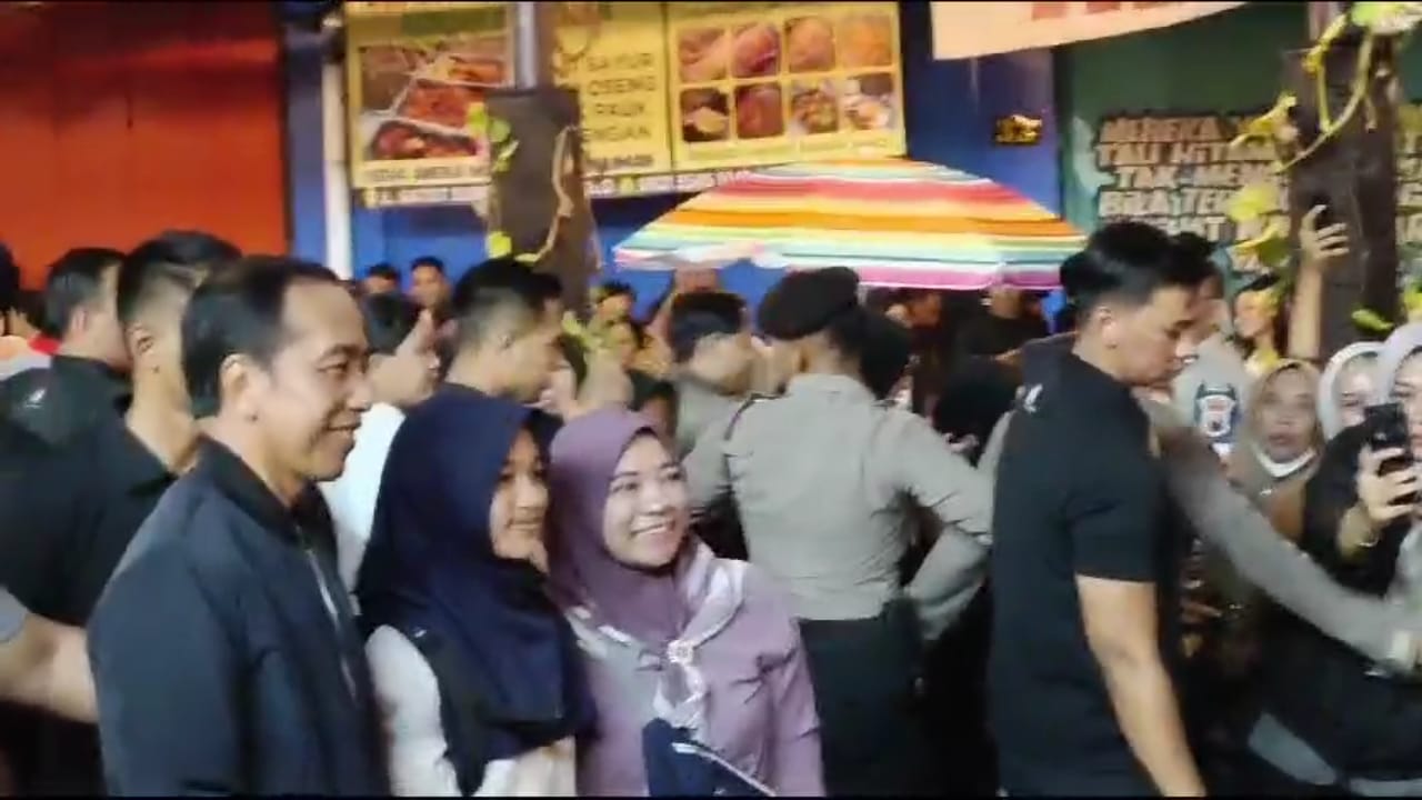 Ilustrasi Presiden Jokowi berfoto bersama pengunjung koridor Gatot Subroto, Kota Solo.