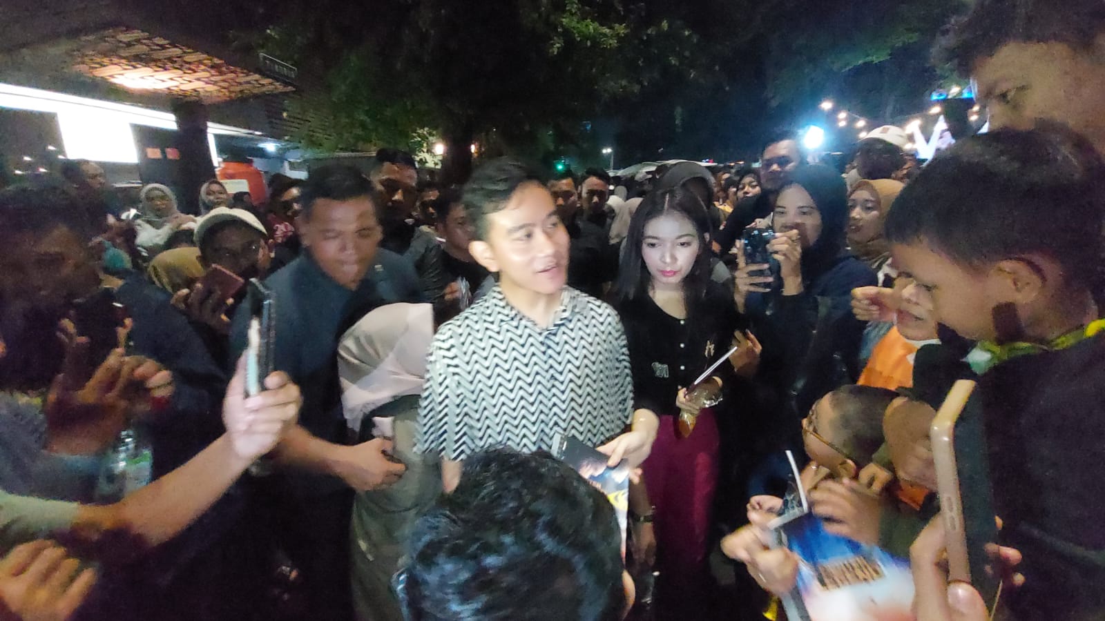 Cawapres Gibran dan istri di koridor Gatsu, Minggu (31/12/2023) malam.