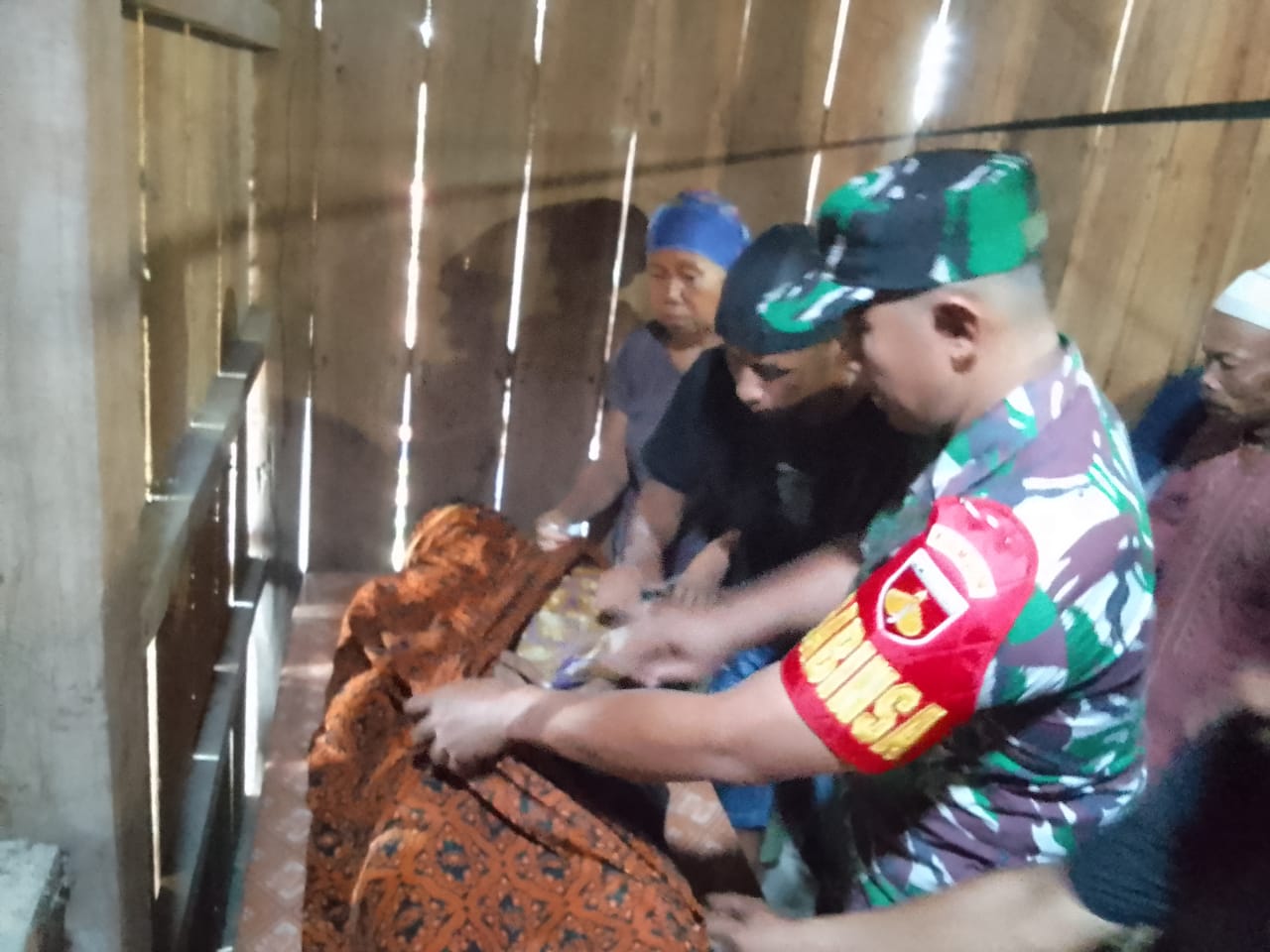 Petugas mengevakuasi jasad Ali, warga Kecamatan Wonosamodro, Boyolali yangh tenggelam di Sungai Serang, Senin (1/1/2023).