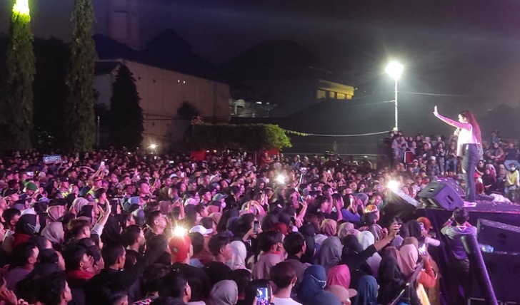 Penampilan Happy Asmara di Alun-alun Giri Krida Bakti Wonogiri, Minggu (31/12/2023).