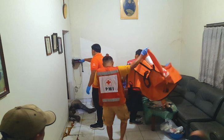 Proses evakuasi orang meninggal di Lingkungan Gerdu RT 03 RW 06 Kelurahan Giripurwo Kecamatan Wonogiri Kota Minggu (31/12/2023) malam.