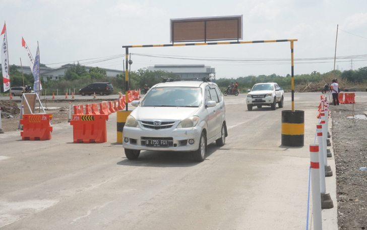 Sejumlah kendaraan hendak melintasi Tol Solo-Jogja dengan masuk melalui GT Karanganom di Desa Kuncen, Kecamatan Ceper, Klaten, Senin (1/1)