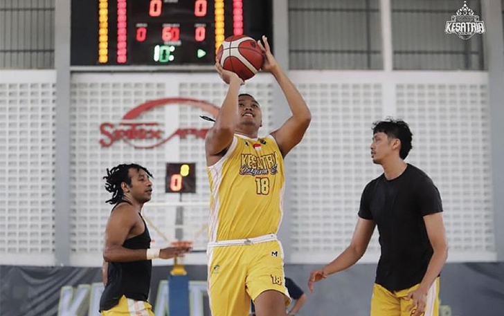 BIGMAN: Bryan Maxx (tengah) saat berlatih bersama Kesatria Bengawan Solo di Sritex Arena.