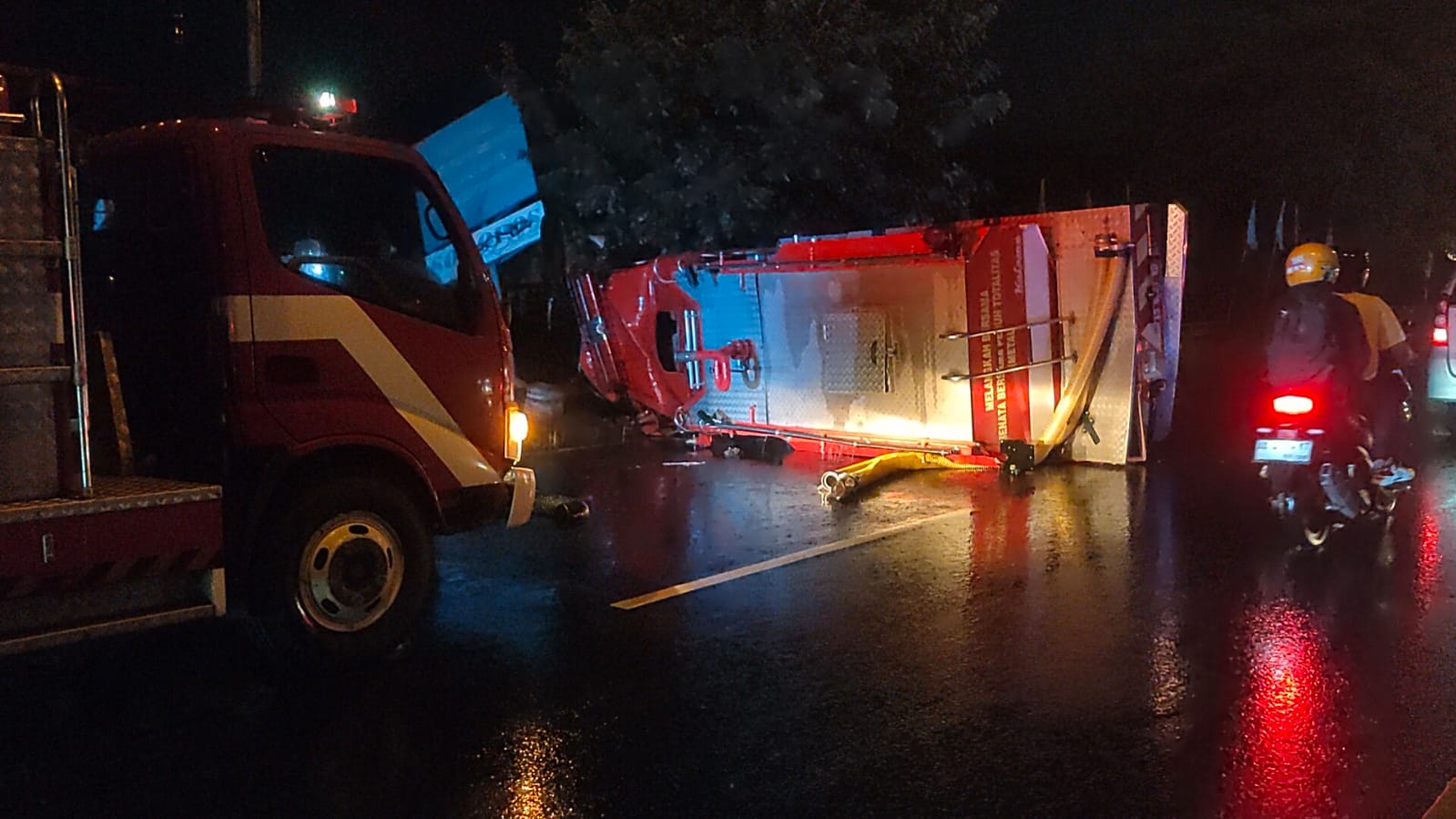 Armada Damkar Boyolali terguling di pertigaan Ngangkruk, Kecamatan Banyudono, Kabupaten Boyolali, Senin (1/1/2024) malam.