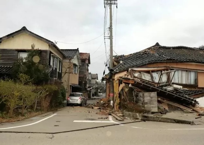 Sebuah jalan dan rumah yang rusak akibat gempa bumi di Wajima, Prefektur Ishikawa.