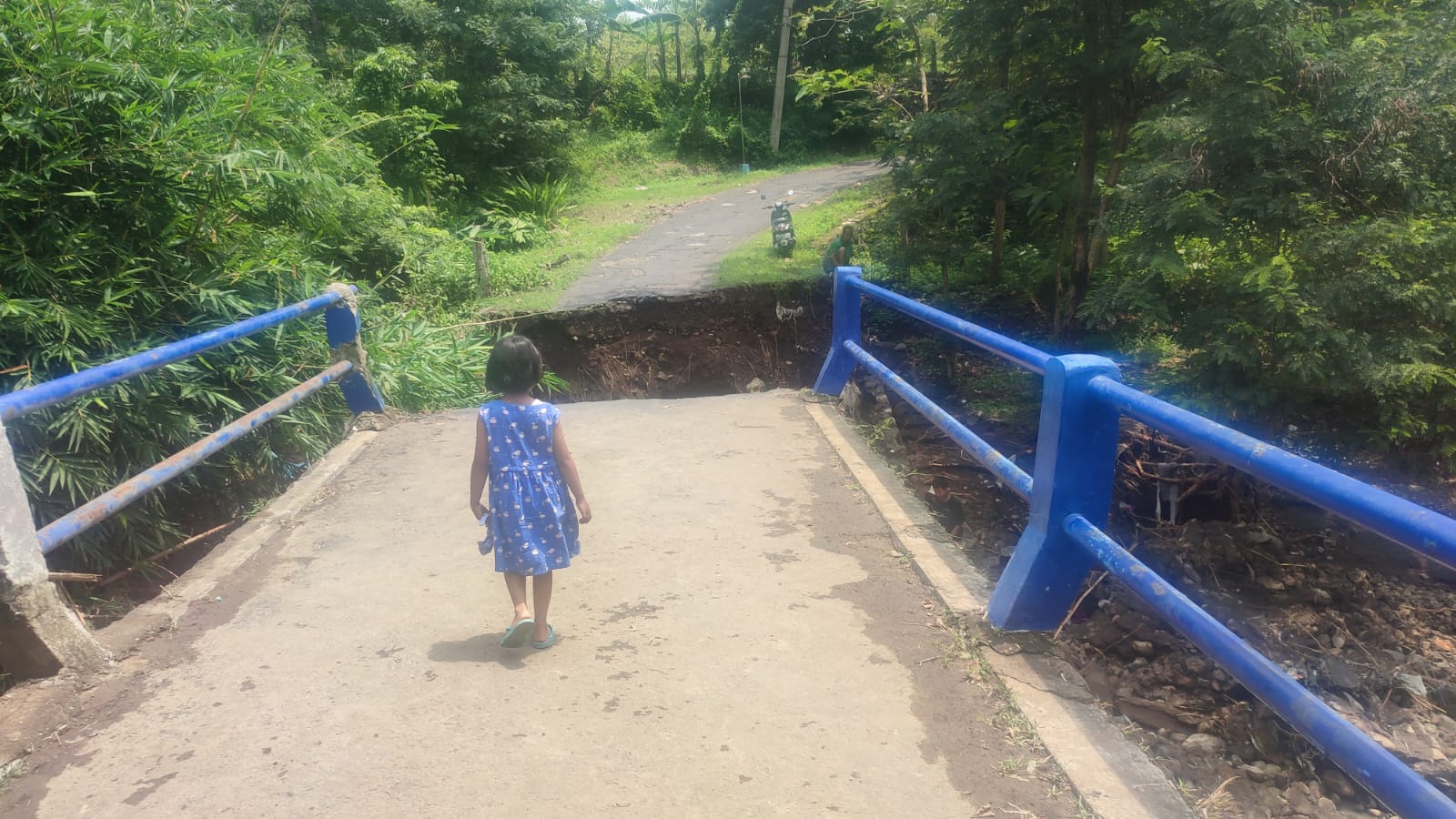 Kondisi terbaru Jembatan Kedungcabe di Desa Kedungwaduk, Kecamatan Karangmalang, Kabupaten Sragen yang ambrol, Selasa (2/1/2023)