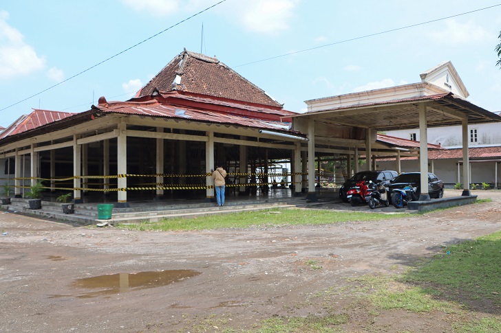 Pendapa Ndalem Sasana Mulya di Kompleks Keraton Solo yang mengalami kerusakan parah.