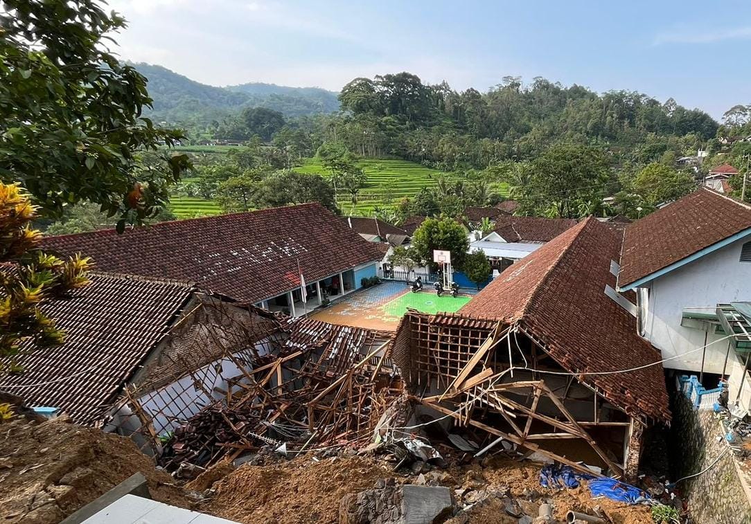 Talut longsor dan timpa dua bangunan ruang kelas di SMPN 1 Jenawi, Selasa (2/1/2024).
