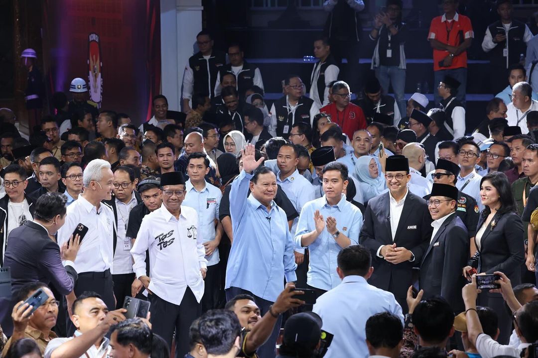 Pasangan capres-cawapres nomor urut 2, Prabowo Subianto-Gibran Rakabuming Raka bersama paslon lainnya.