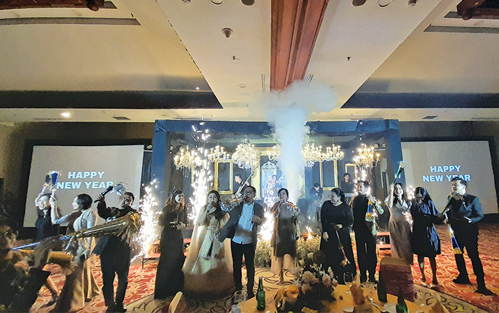 HAPPY: Tia AFI ikut menghibur dalam momen pergantian tahun di The Sunan Hotel Solo.