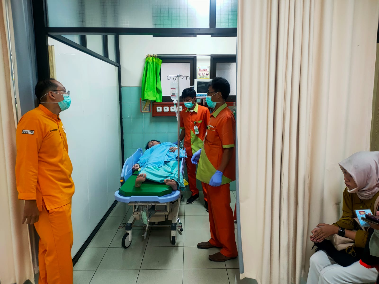 Perempuan yang tertimpa pohon tumbang di Jalan Kebangkitan Nasional, Sriwedari, Laweyan, Kota Solo dirawat di RS PKU Muhammadiyah Solo.