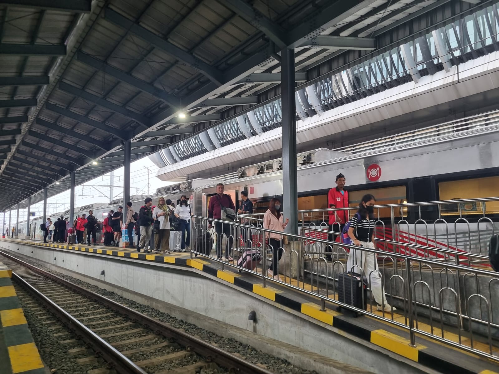 Penumpang kereta dari Stasiun Solo Balapan dengan tujuan berbagai kota masih tinggi.