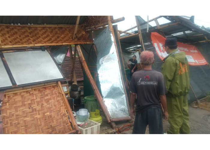 Bangunan warung semi permanen di depan eks Pabrik Gula Ceper yang terdampak angin kencang.
