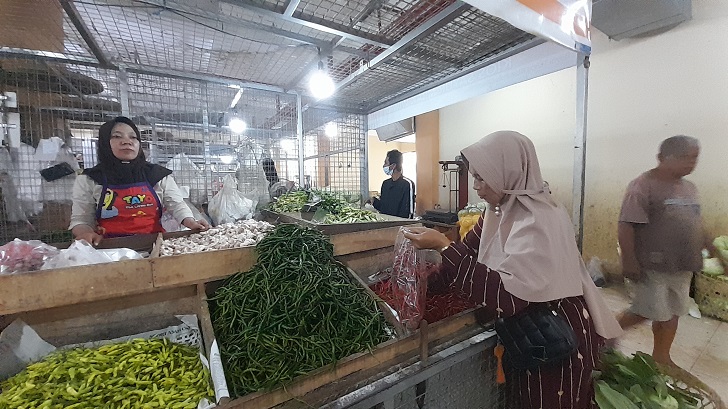 Pedagang sayuran di Pasar Legi Kota Solo melayani pembeli, Rabu (3/1/2024)