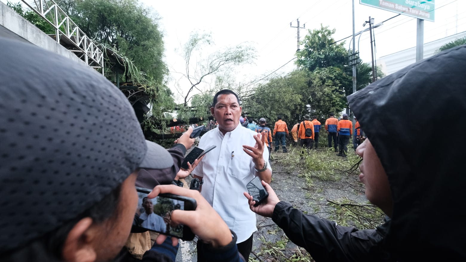 Wakil Wali Kota Solo Teguh Prakosa pimpin langsung evakuasi pohon tumbang, Rabu (3/1/2023)