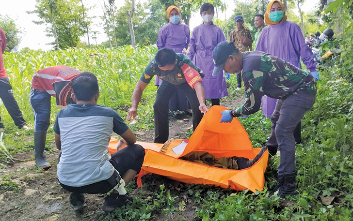 DISELIDIKI: Proses evakuasi jenazah ATW di perbukitan Desa Krakitan, Kecamatan Bayat, kemarin (2/1)
