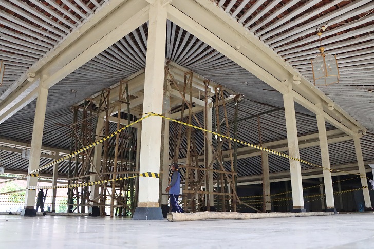 Upaya mitigasi kerusakan pendapa Ndalem Sasana Mulya di kompleks Keraton Solo, Rabu (3/1/2024)
